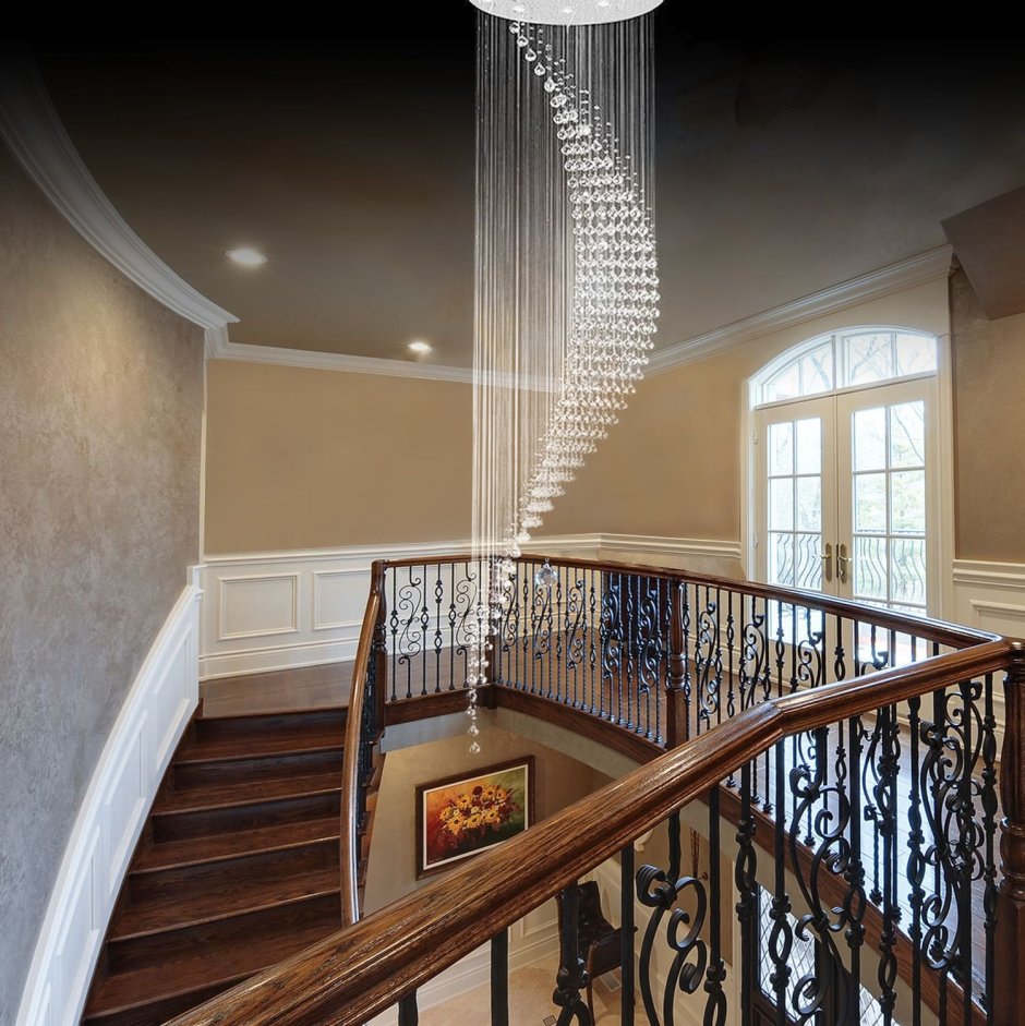 Люстра на лестничный пролет в частном доме