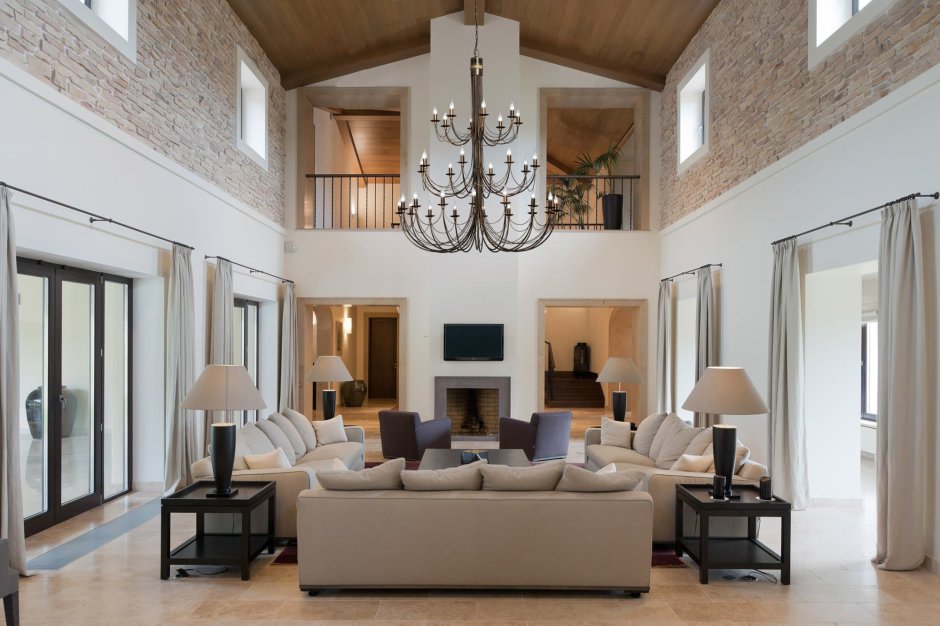 Гостиная с высокими потолками