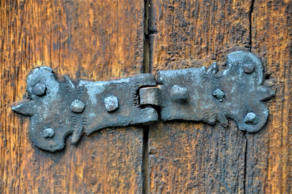 Старые дверные петли