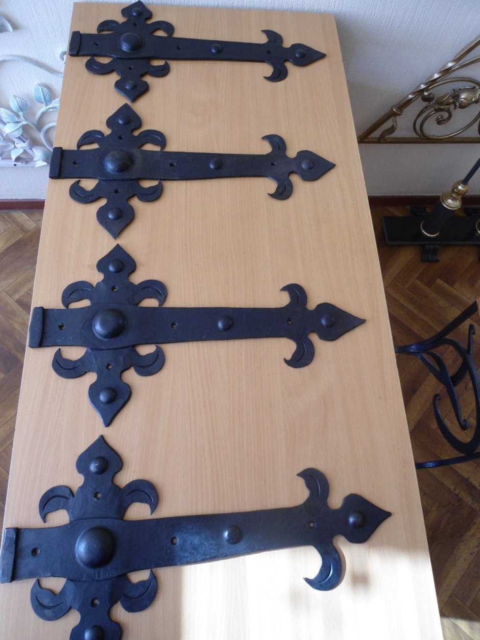 Кованые жуковины на двери