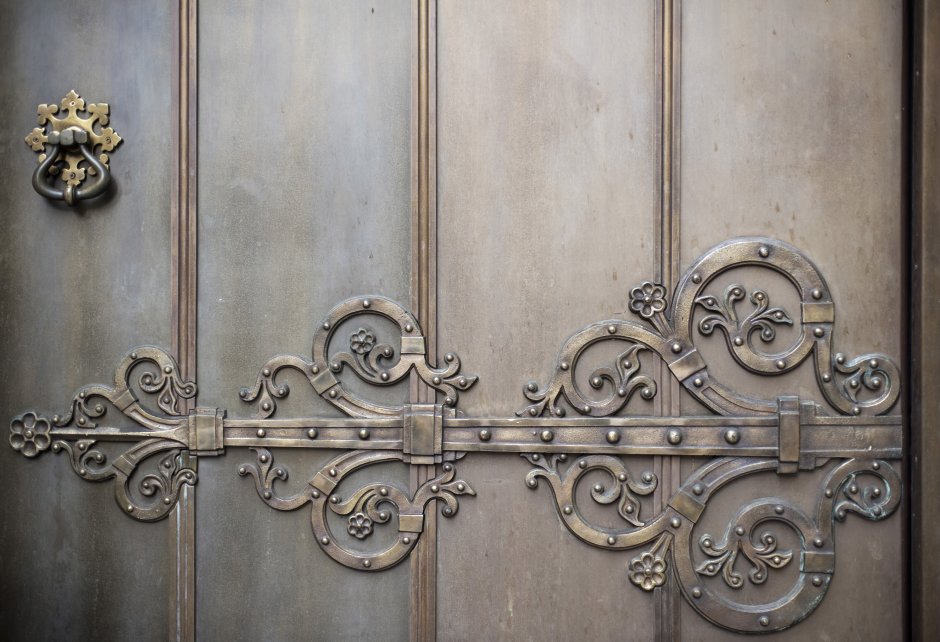 Кованые накладки на двери