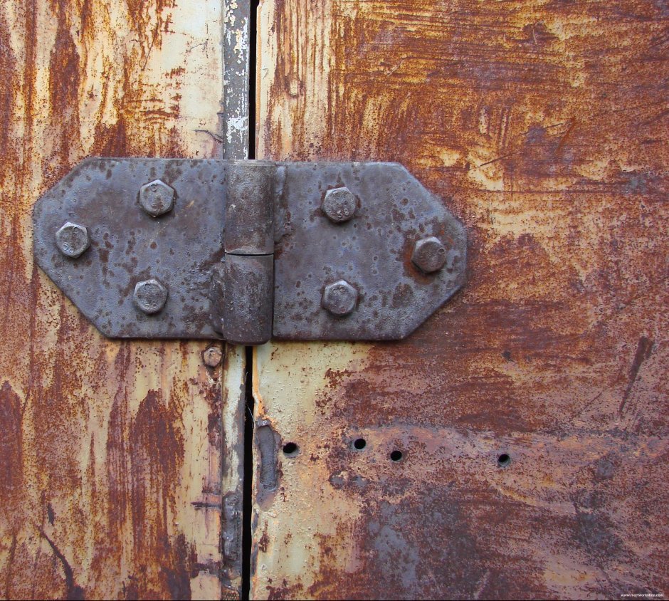 Старинные петли на двери