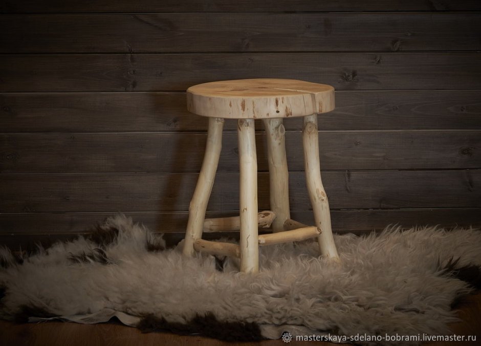 Покрашенная табуретка