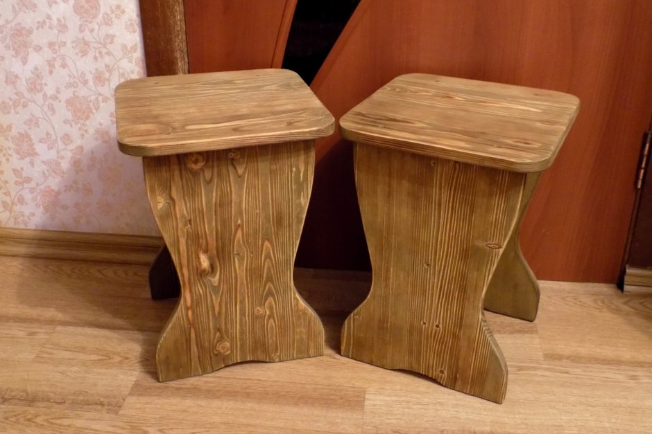 Табурет из натурального дерева