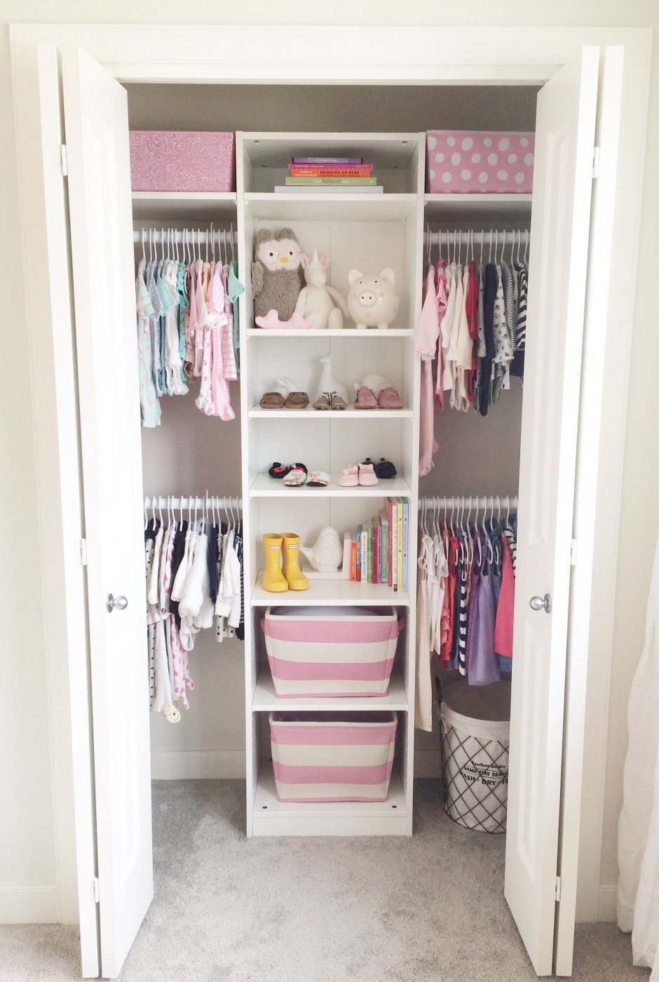 Шкаф для девочки в комнату для одежды