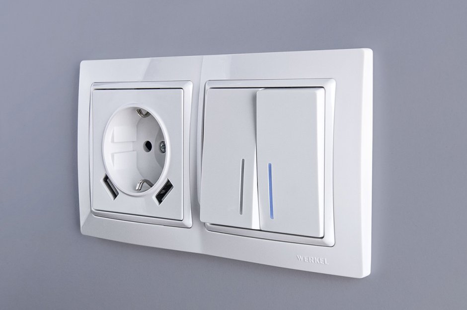 Блок розетка и двухклавишный выключатель