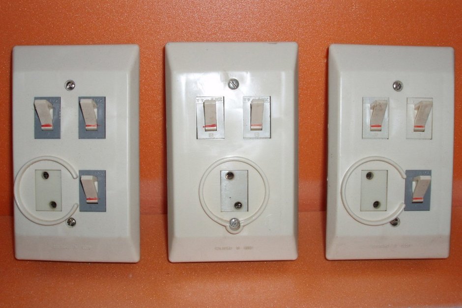 Блок 3в-РЦС 3 выключателя и 1 розетка