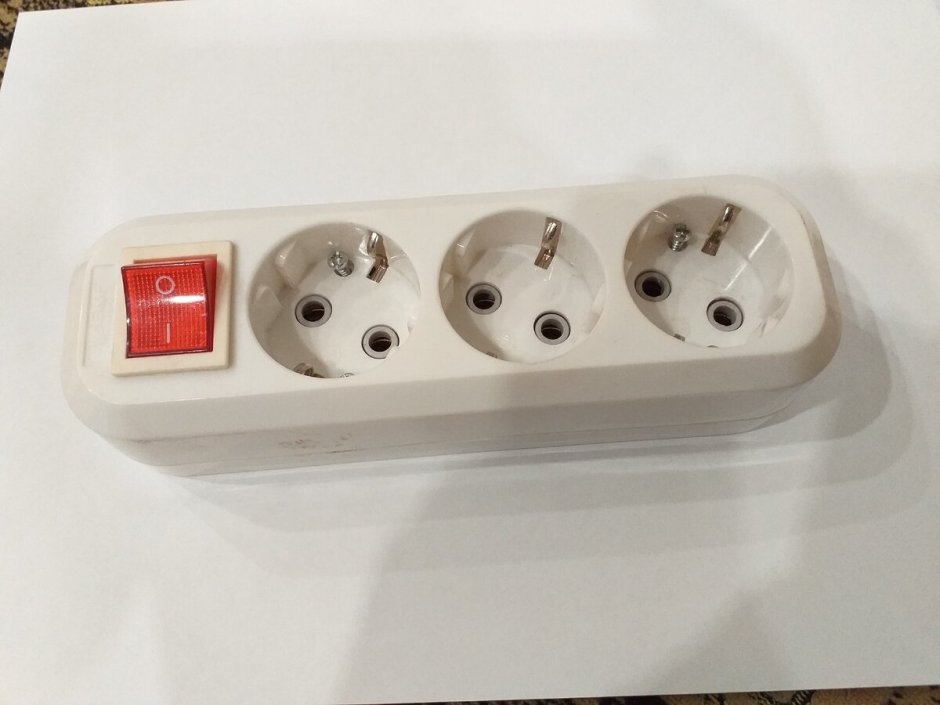 Колодка удлинителя Lezard 4 гнезда, с заземлением и выключателем