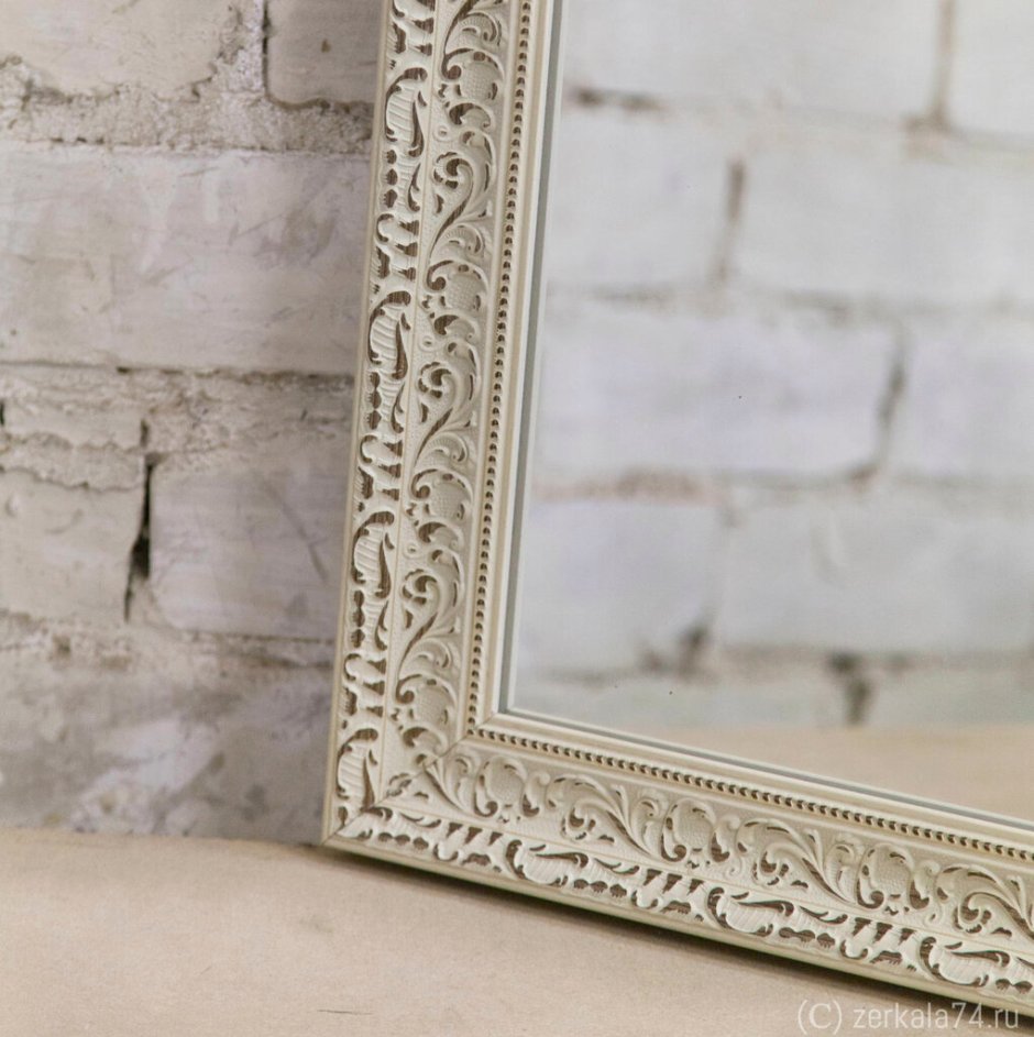 Зеркало в белой багетной раме