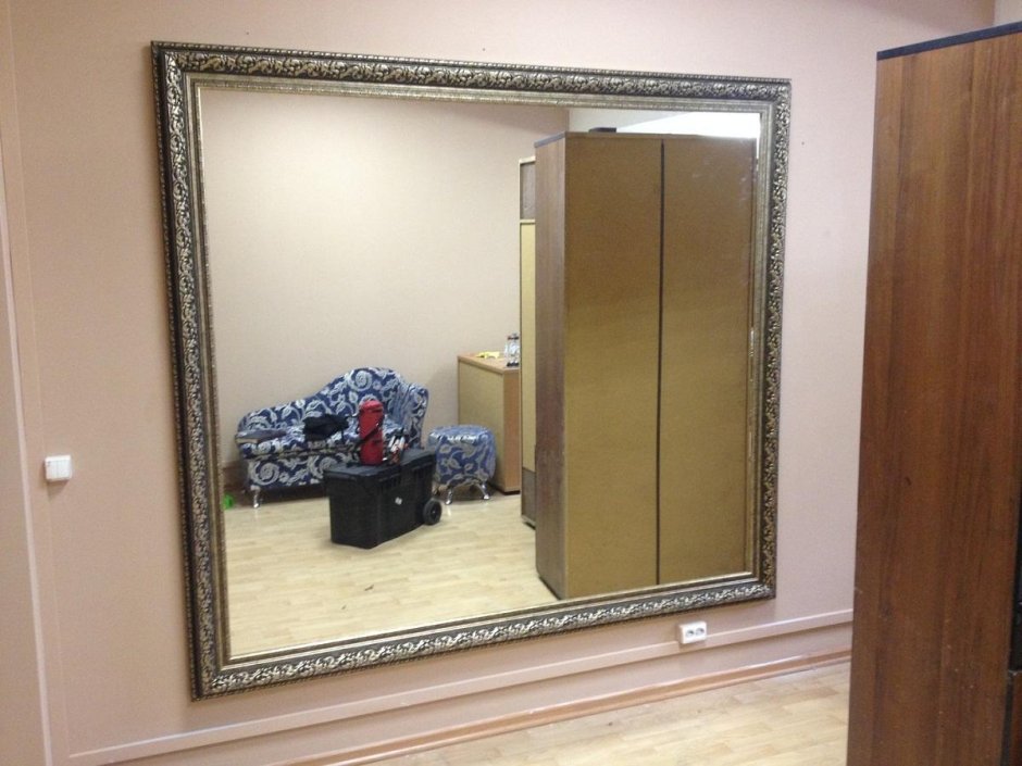 Зеркало в красивой раме в прихожую