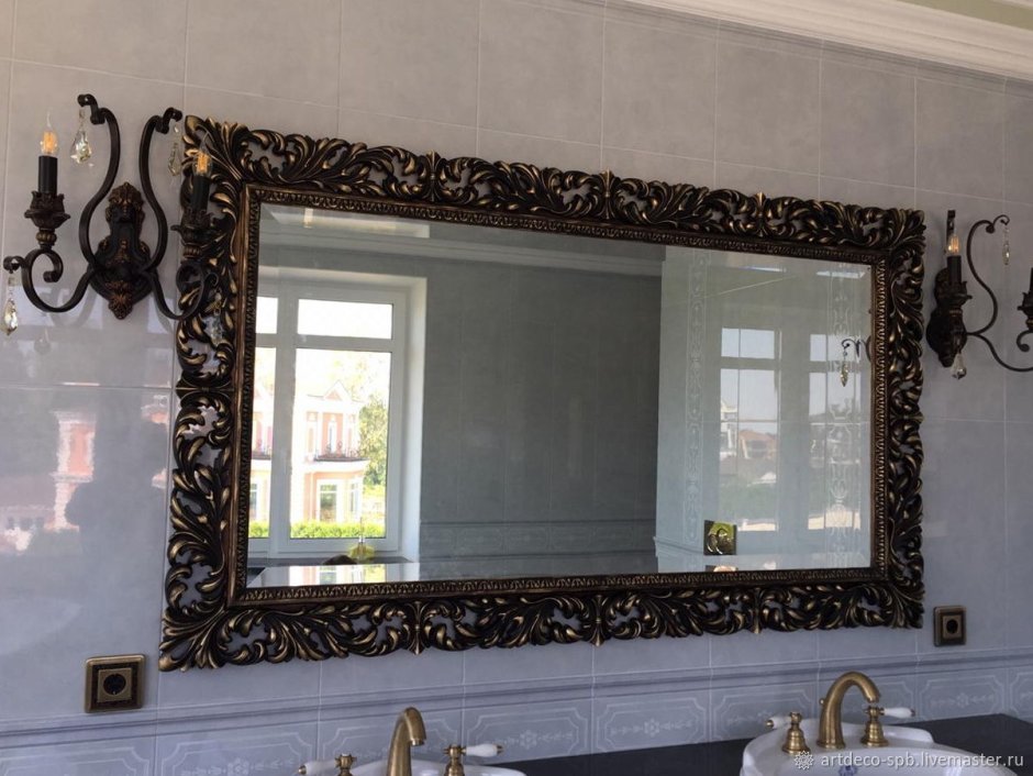 Зеркало в массивной раме