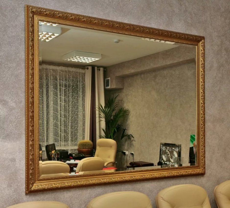 Большое зеркало в багете