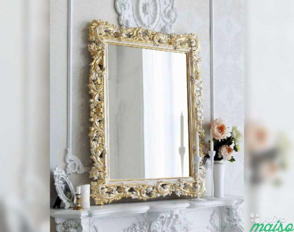 Золотые рамки на стене