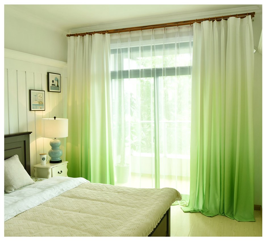 Спальня с зелеными шторами