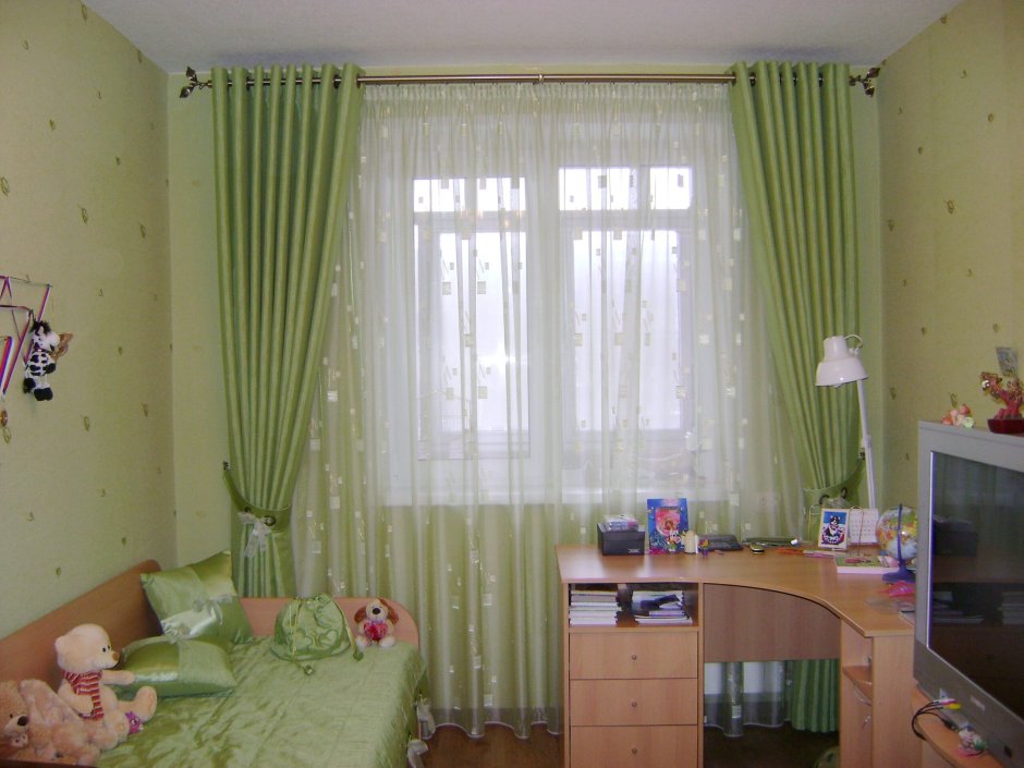 Шторы в спальню болотного цвета