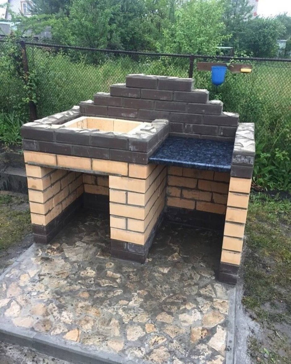 Мангал из кирпича со столешницей