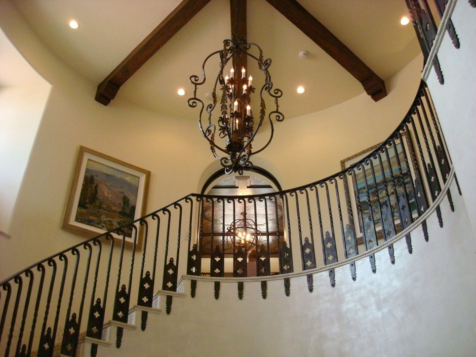 Люстра на лестничный пролет в деревянном доме