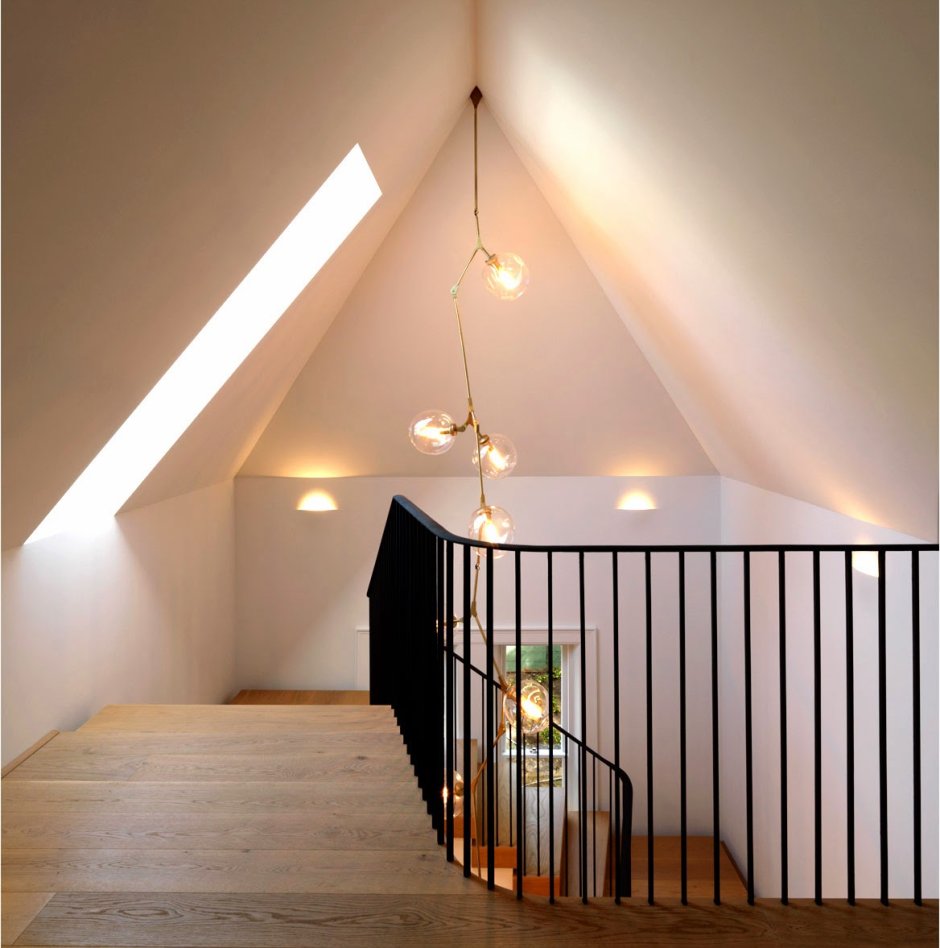 Светильник в лестничный пролет