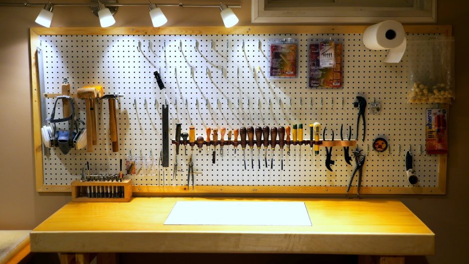 Перфорированная панель для инструмента в гараж