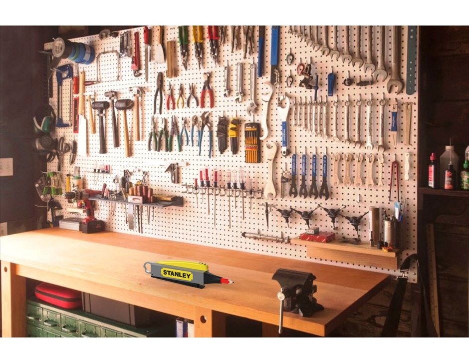 Верстак с инструментами в гараже
