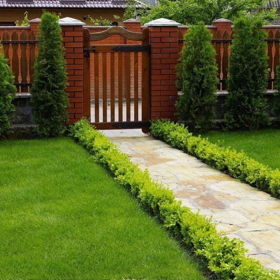 Дорожка от калитки к дому