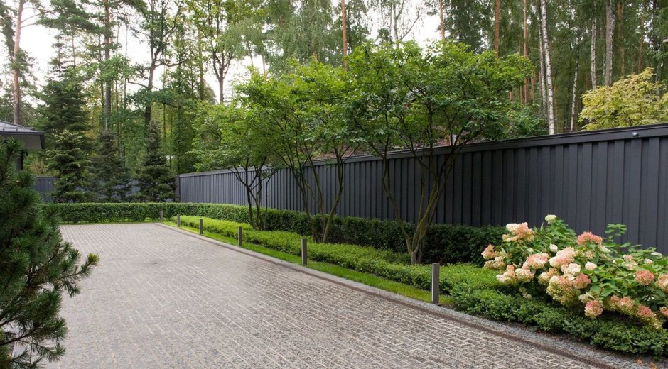 Терраса вдоль забора