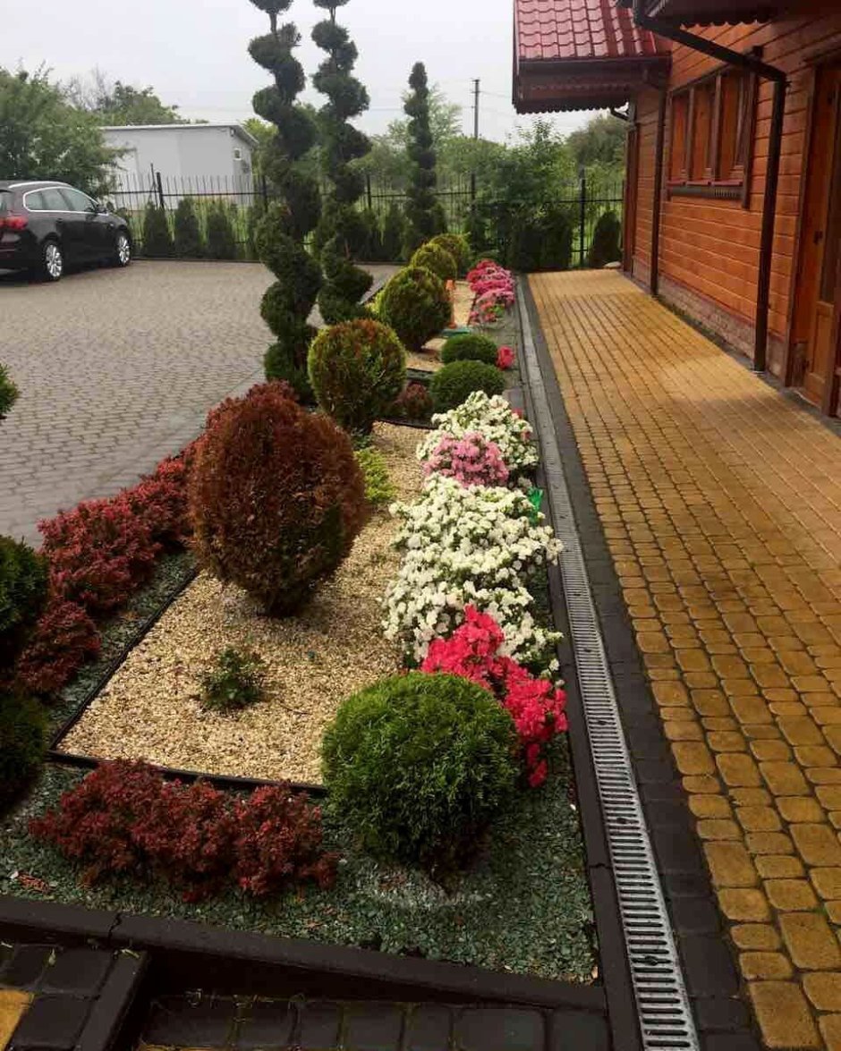 Палисадник на улице перед домом