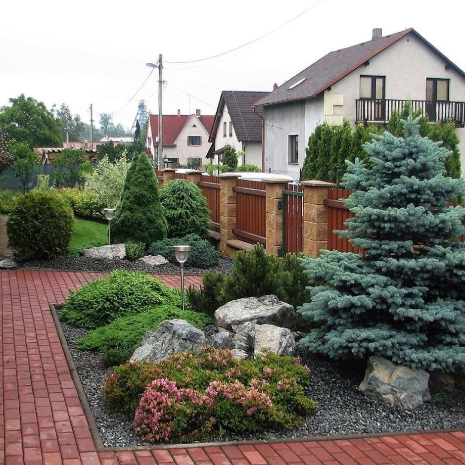 Ландшафт перед забором туя Смарагд и