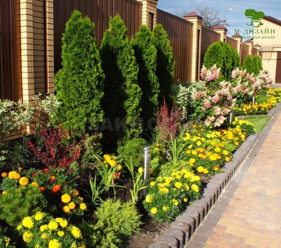 Ландшафт между домом и забором