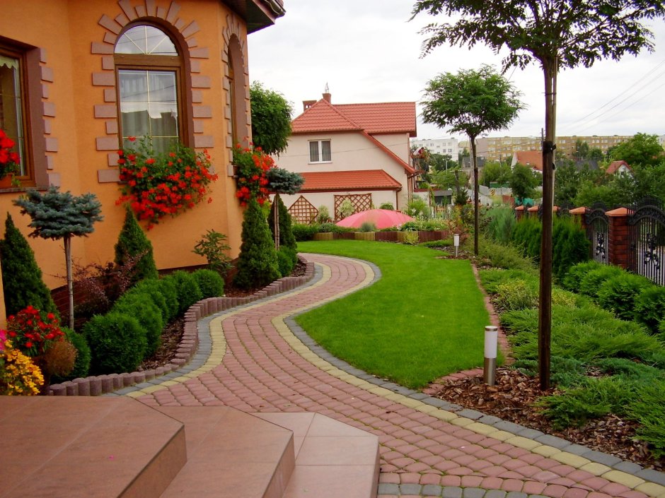 Озеленение двора в частном доме