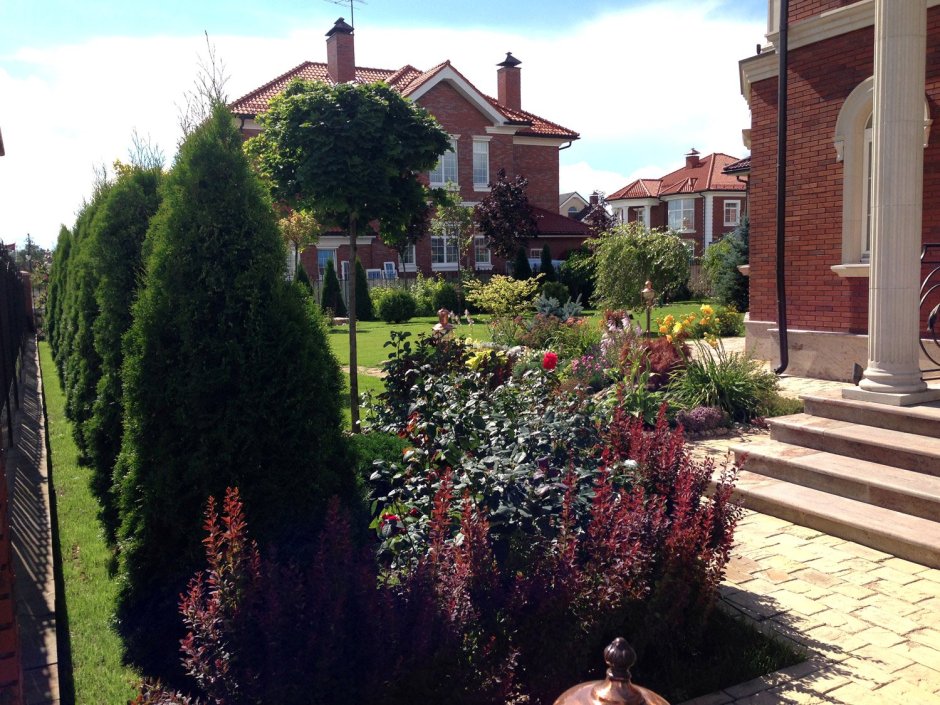 Ландшафтный дизайн перед забором