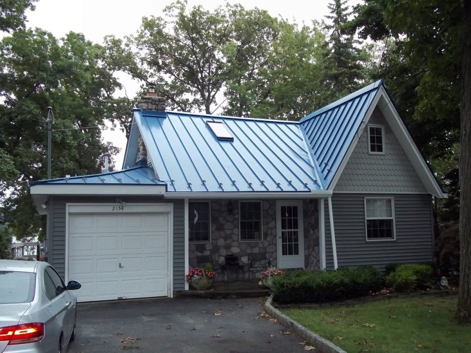 Серый дом с синей крышей