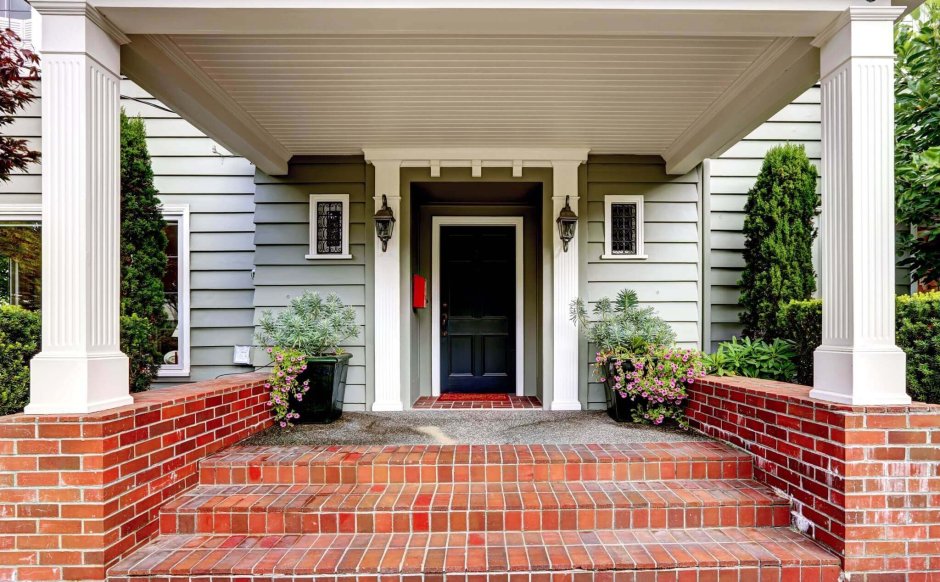 Колонны перед домом из кирпича