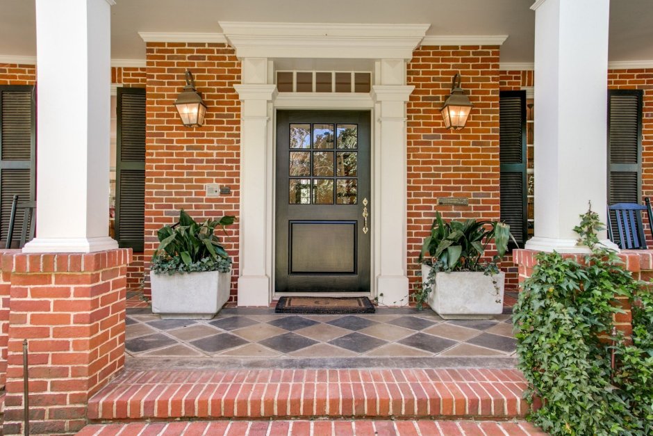 Кирпичный дом с колоннами