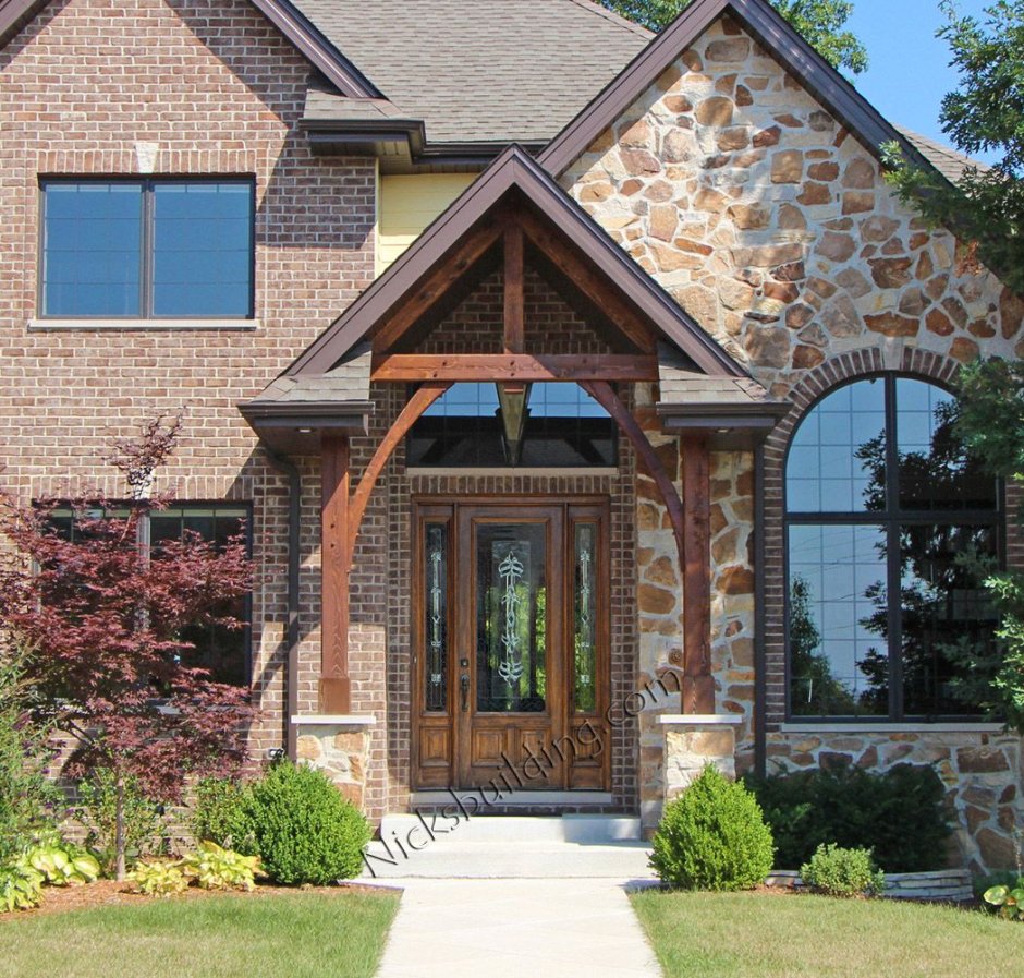 Входная группа кирпичного дома