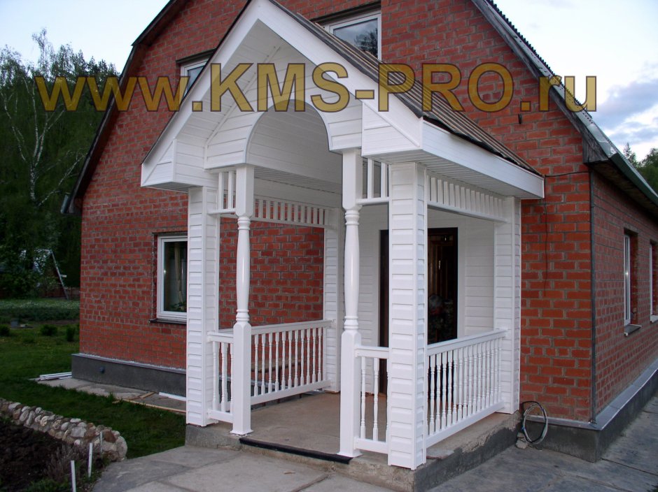 Крыльцо с колоннами и тамбуром