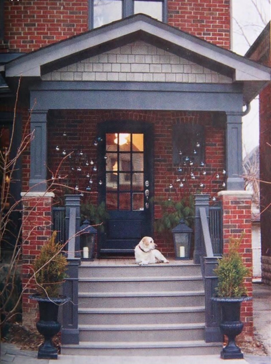 Крыльцо кирпичного дома