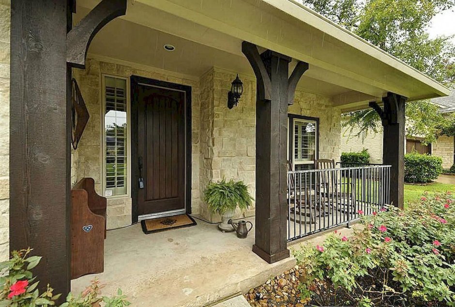 Фасад дома с крыльцом