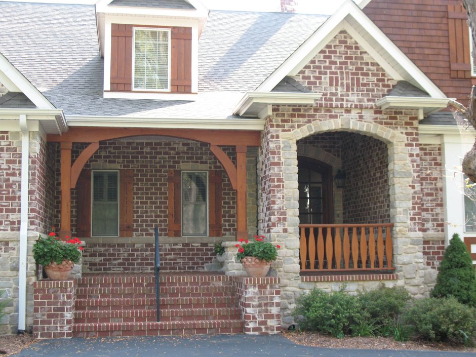 Крыльцо с колоннами из кирпича