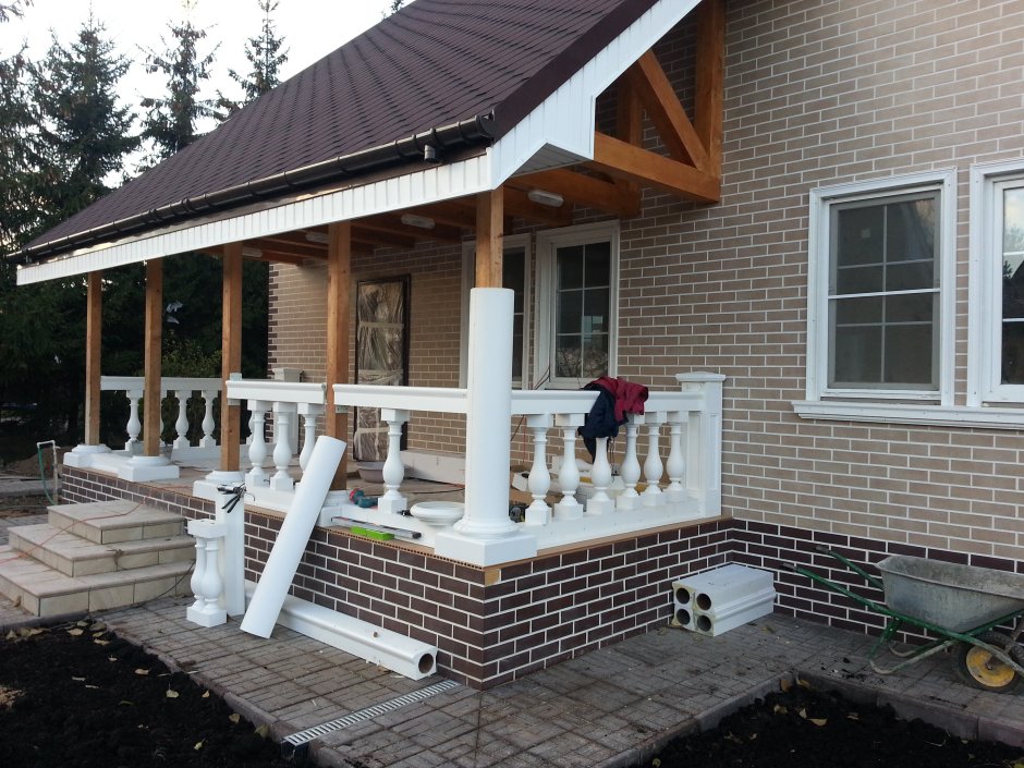 Веранда к кирпичному дому