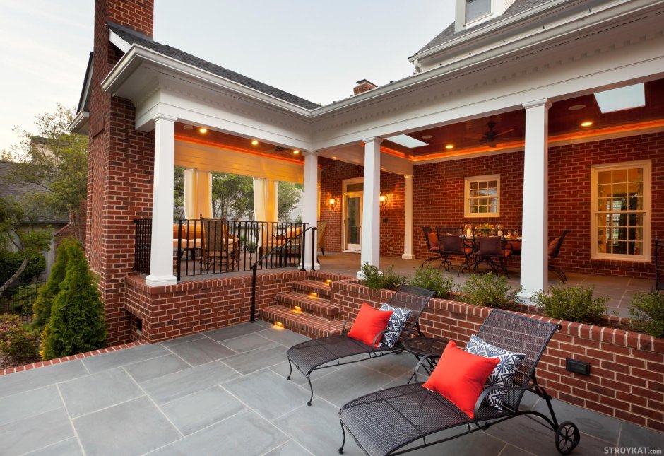 Терраса к кирпичному дому