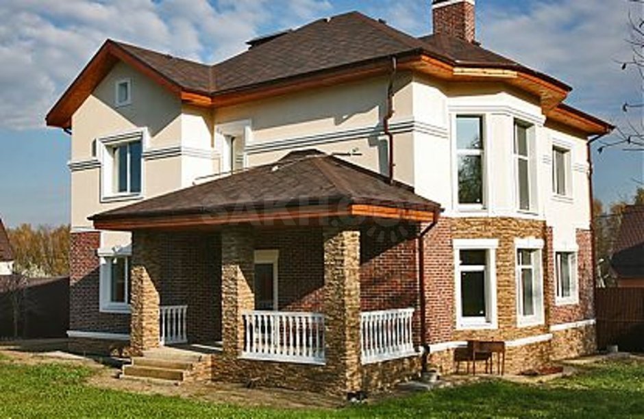 Крыльцо кирпичного дома