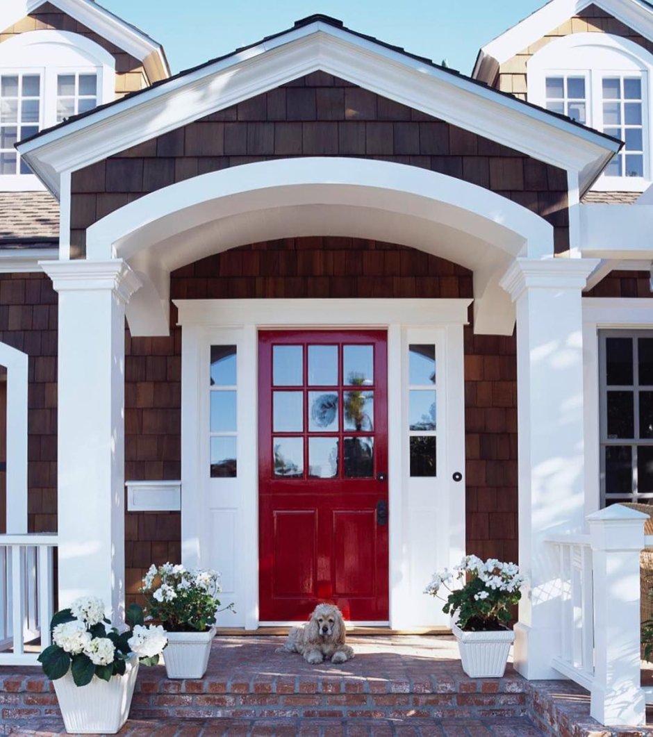 Крыльцо аркой с колоннами