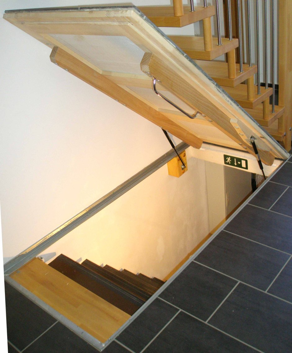 Потолок с чердачной лестницей