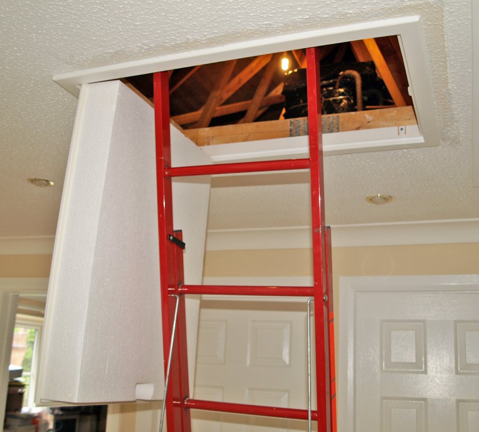 Люк на чердак на газлифтах