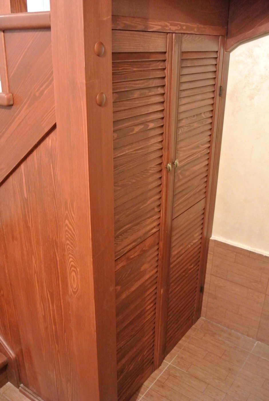 Жалюзийные дверцы под лестницей