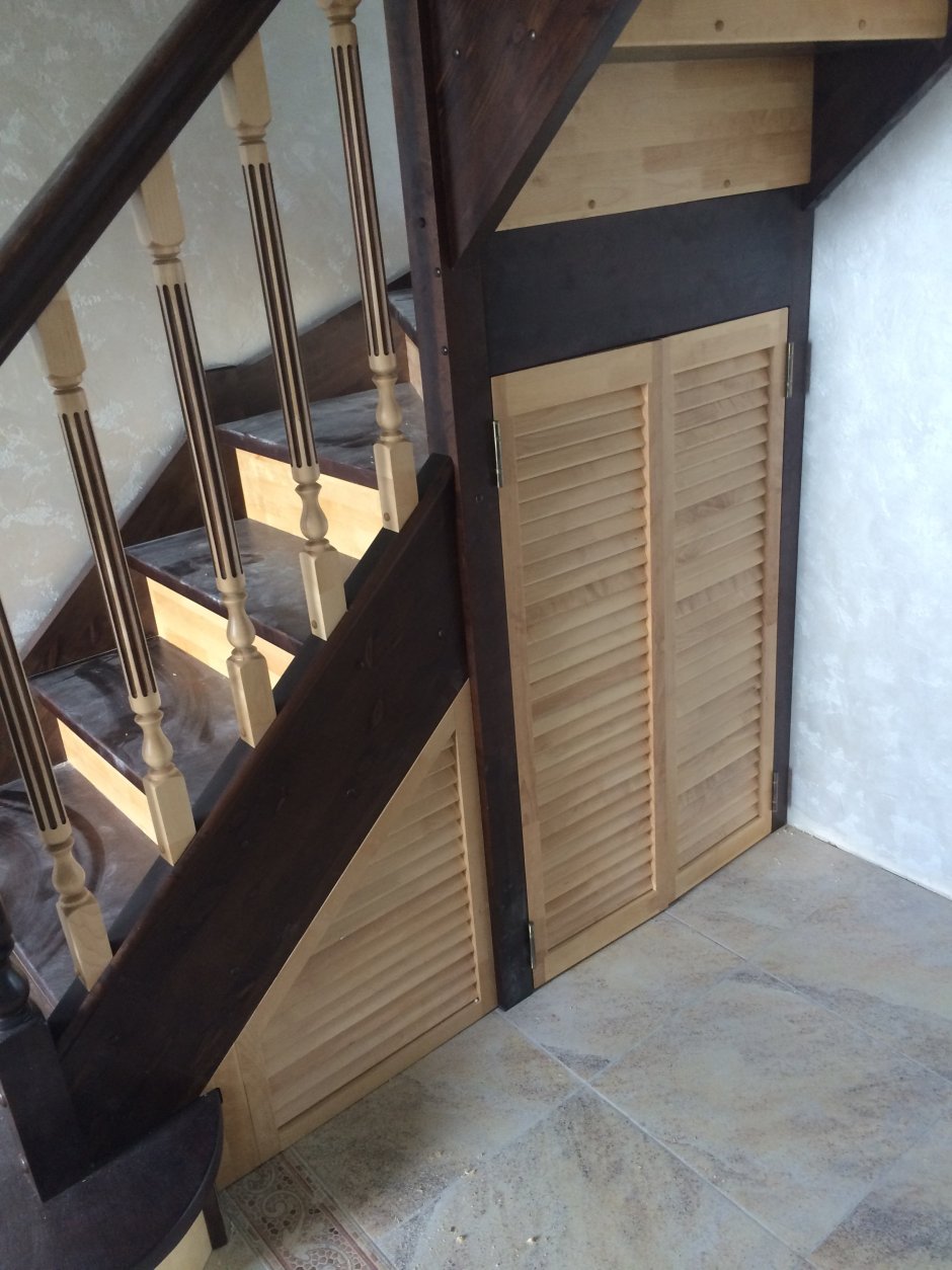 Дверь под лестницей