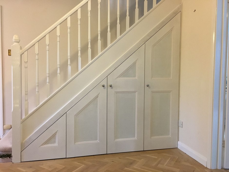 Дверь под лестницей