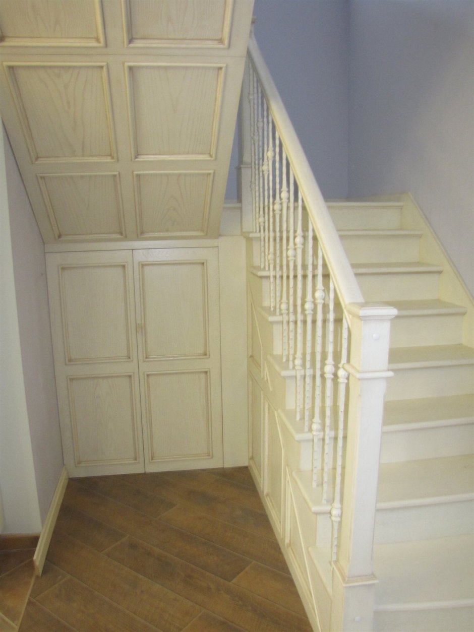 Жалюзийные двери под лестницей