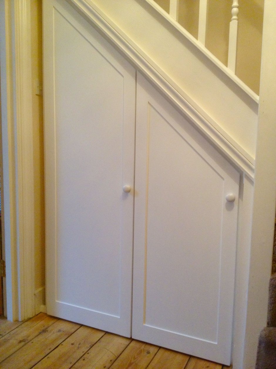 Дверцы под лестницей